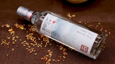 魯酒飄香金彩山， 彩山同行位在先。